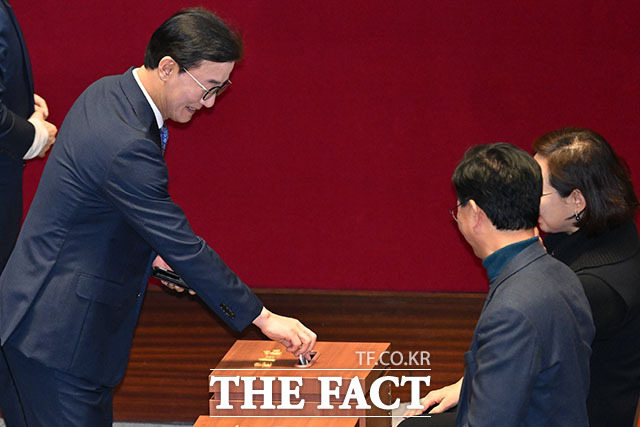 미소 띠며 본회의 참석한 전재수 의원.