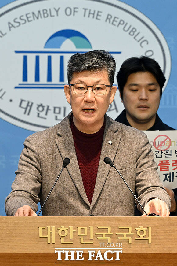 '쿠팡의 기만적 소비자 배상안 규탄 기자회견' 진행하는 김 의원과 을지로위원회 쿠팡바로잡기TF 관계자들.