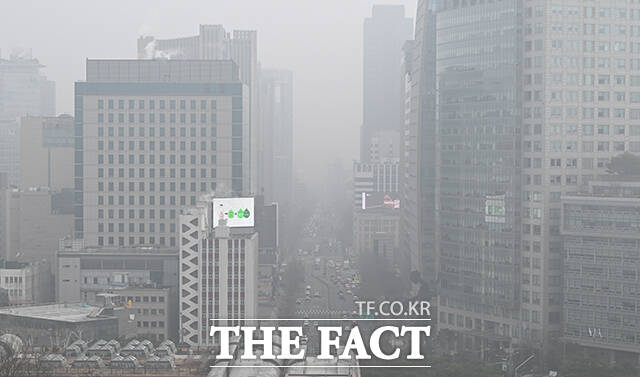 전국 대부분 지역의 미세먼지 농도가 ‘나쁨’ 수준을 보인 16일 오전 서울 종로구에서 바라본 도심 일대가 뿌옇게 보이고 있다. /서예원 기자