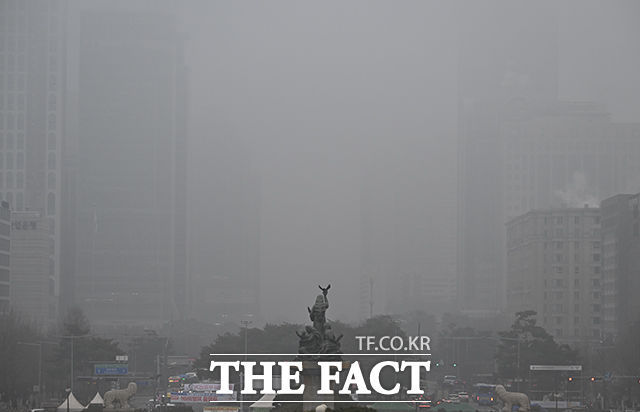 서울의 미세먼지 농도가 '나쁨' 수준을 보인 16일 오전 서울 여의도 도심이 뿌옇게 보이고 있다. /박헌우 기자
