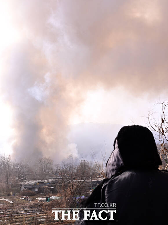 16일 오전 서울 강남구 구룡마을 4지구에서 화재가 발생한 가운데, 전소된 빈집이 보이고 있다.