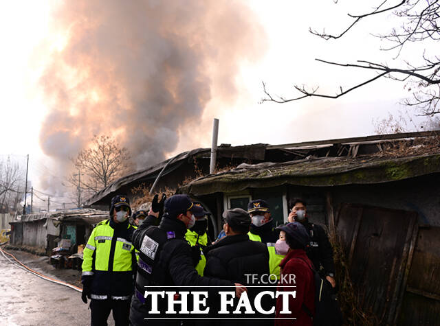 16일 오전 서울 강남구 구룡마을 4지구에서 화재가 발생한 가운데, 전소된 빈집이 보이고 있다.