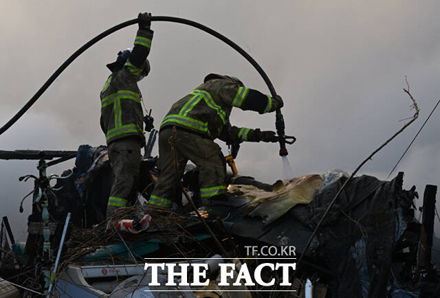 16일 오전 서울 강남구 구룡마을 4지구에서 화재가 발생한 가운데, 소방관들이 화재 현장에 물을 뿌리고 있다. /이새롬 기자