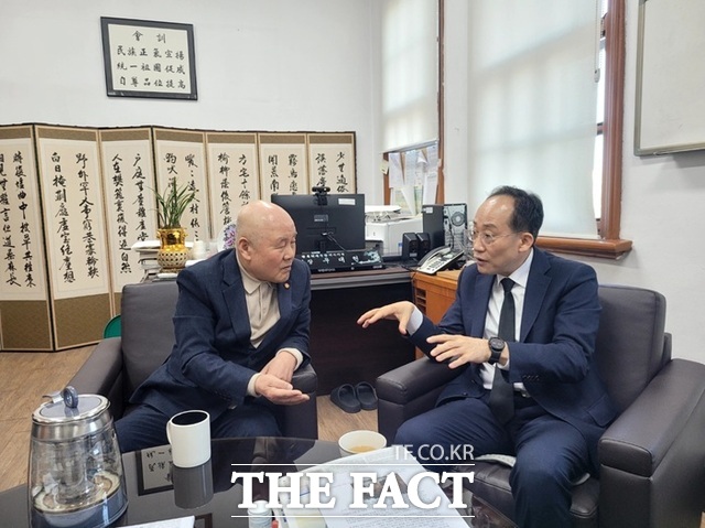 16일 광복회 대구시지부에서 환담하는 추경호 의원(사진 오른쪽)과 우대현 광복회 대구시지부장. /박병선 기자