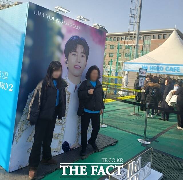 전국 관객들이 대거 몰리면서 콘서트가 열리는 고척돔 주변 식당 커피숍 등 상가도 모처럼 생기를 되찾았다. 고척스카이돔으로 들어오는 대로변 4거리도 팬들로 넘쳐났다. /강일홍 기자