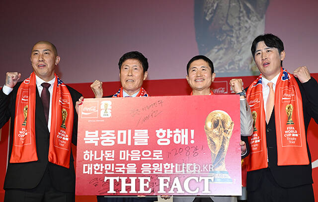 이준엽 한국 코카-콜라 대표이사와 김승희 대한축구협회 전무, 전 브라질 축구 국가대표 지우베르투 시우바, 차범근 전 한국축구대표팀 감독, 이영표 축구 해설위원, 차두리 화성FC 감독, 구자철 레드앤골드풋볼 디렉터(왼쪽부터)가 16일 오후 서울 용산구 CGV 용산아이파크몰에서 열린 ‘FIFA 월드컵™ 트로피 투어 by 코카-콜라’ 미디어 간담회에 참석해 기념 촬영을 하고 있다. /서예원 기자
