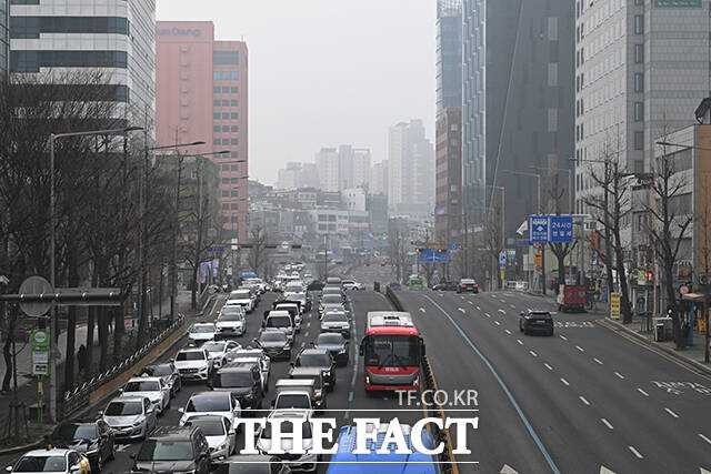 전국 대부분 지역의 미세먼지 농도가 ‘나쁨’ 수준을 보인 16일 오전 서울 종로구에서 바라본 도심 일대가 뿌옇게 보이고 있다. /서예원 기자