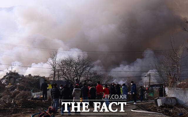 16일 오전 서울 강남구 구룡마을 4지구에서 화재가 발생한 가운데, 전소된 빈집이 보이고 있다.