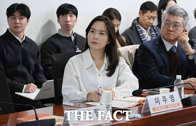 이주영 개혁신당 정책위의장(가운데)과 천하람 개혁신당 원내대표(오른쪽)등 참석자들이 16일 오후 서울 여의도 국회에서 열린 '급성림프모구 백혈병 치료 환경 개선 방안 정책토론회'에 참석해 기념촬영을 하고 있다. /국회=박헌우 기자