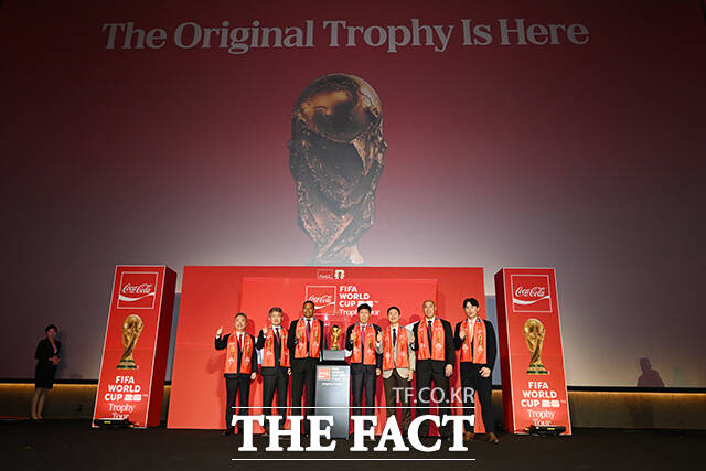 이준엽 한국 코카-콜라 대표이사와 김승희 대한축구협회 전무, 전 브라질 축구 국가대표 지우베르투 시우바, 차범근 전 한국축구대표팀 감독, 이영표 축구 해설위원, 차두리 화성FC 감독, 구자철 레드앤골드풋볼 디렉터(왼쪽부터)가 16일 오후 서울 용산구 CGV 용산아이파크몰에서 열린 ‘FIFA 월드컵™ 트로피 투어 by 코카-콜라’ 미디어 간담회에 참석해 기념 촬영을 하고 있다. /서예원 기자