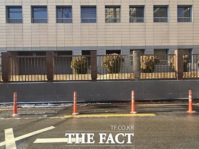 서울서부지법은 서부지법 폭동 사태 당시 훼손된 철제 담장을 보강하고 재도색했다. /김명주 기자