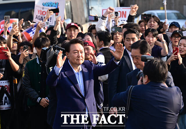 윤석열 전 대통령이 11일 오후 서울 용산구 한남동 관저 정문에서 퇴거하며 지지자들에게 인사하고 있다. /이새롬 기자