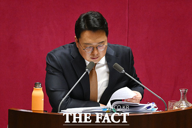 '2차 종합특검 반대' 약 18시간째 무제한 토론 이어가는 천 원내대표.