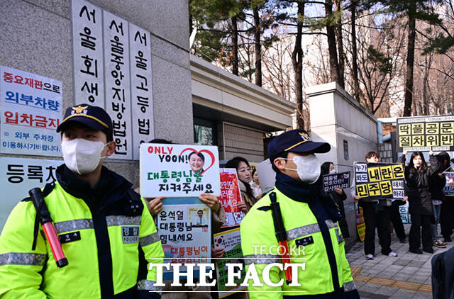 윤석열 전 대통령 지지자들이 지난 16일 서울 서초구 서울중앙지방법원 앞에서 팻말을 들고 윤 전 대통령을 연호하고 있다. /이새롬 기자