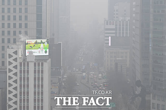 전국 대부분 지역의 미세먼지 농도가 ‘나쁨’ 수준을 보인 16일 오전 서울 종로구에서 바라본 도심 일대가 뿌옇게 보이고 있다. /서예원 기자