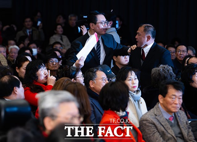 2026 국민의힘 서울특별시당 신년인사회가 14일 오전 서울 여의도 중소기업중앙회에서 열린 가운데 한 참석자가 배현진 서울시당위원장을 응원하는 지지자를 향해 항의하고 있다. /박헌우 기자