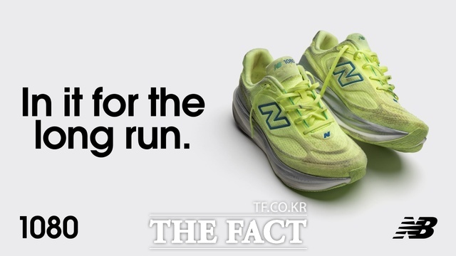 뉴발란스가 장시간 러닝 경험에 적합한 러닝화 ‘1080v15’를 오는 18일 온·오프라인을 통해 출시했다. /이랜드월드