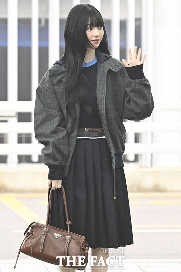 카리나가 포즈를 취하고 있다.