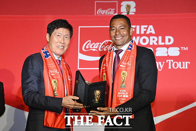 이준엽 한국 코카-콜라 대표이사와 김승희 대한축구협회 전무, 전 브라질 축구 국가대표 지우베르투 시우바, 차범근 전 한국축구대표팀 감독, 이영표 축구 해설위원, 차두리 화성FC 감독, 구자철 레드앤골드풋볼 디렉터(왼쪽부터)가 16일 오후 서울 용산구 CGV 용산아이파크몰에서 열린 ‘FIFA 월드컵™ 트로피 투어 by 코카-콜라’ 미디어 간담회에 참석해 기념 촬영을 하고 있다. /서예원 기자