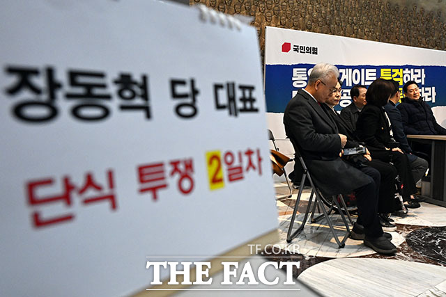 단식농성 2일차 돌입한 장동혁 대표(오른쪽).