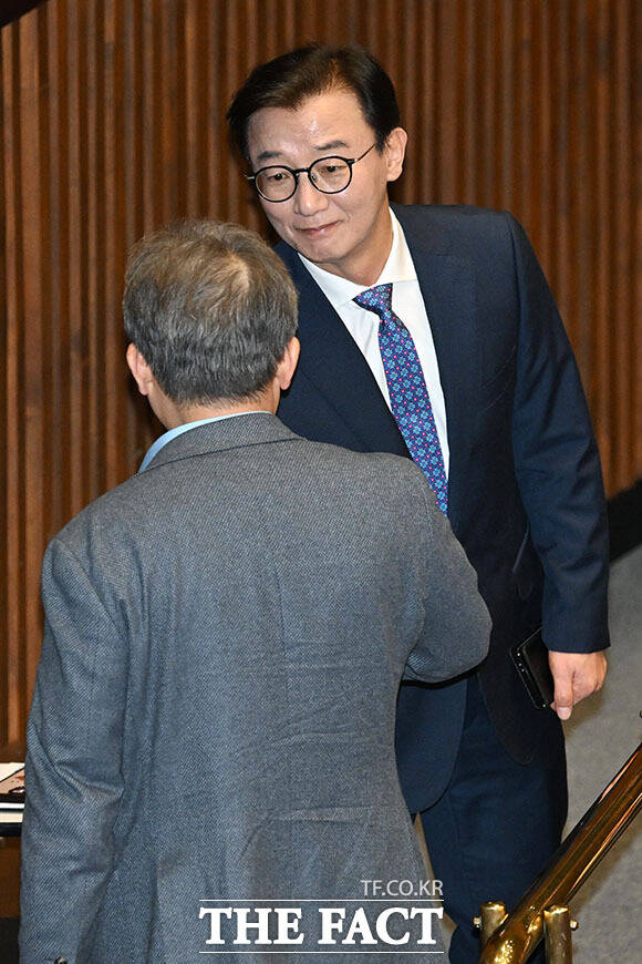 미소 띠며 본회의 참석한 전재수 의원.