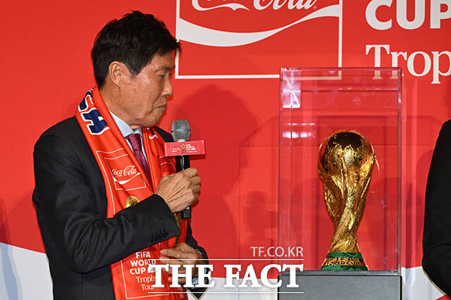 차범근 전 한국축구대표팀 감독이 16일 오후 서울 용산구 CGV 용산아이파크몰에서 열린 ‘FIFA 월드컵™ 트로피 투어 by 코카-콜라’ 미디어 간담회에 참석해 트로피를 바라보고 있다. /서예원 기자