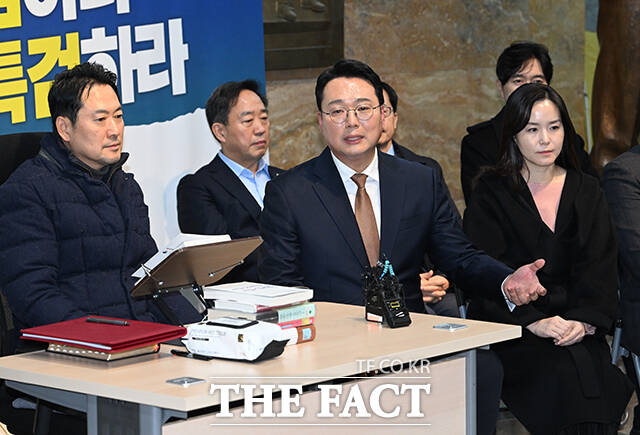 천하람 개혁신당 원내대표(오른쪽)가 16일 오전 서울 여의도 국회 로텐더홀에서 단식농성에 돌입한 장동혁 국민의힘 대표를 찾아 손을 맞잡고 있다. /국회=박헌우 기자