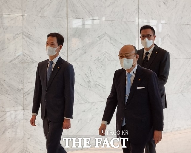 김승연 한화그룹 회장이 차남 김동원 사장과 삼남 김동선 부사장과 함께 지난 2022년 11월 서울 영등포구 63컨벤션센터에서 열린 현암 김종희 회장 탄생 100주년 기념식에 참석하기 위해 이동하는 모습. /더팩트 DB