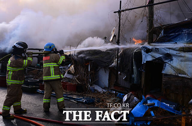 16일 오전 서울 강남구 구룡마을 4지구에서 화재가 발생한 가운데, 소방관들이 화재 현장에 물을 뿌리고 있다. /이새롬 기자