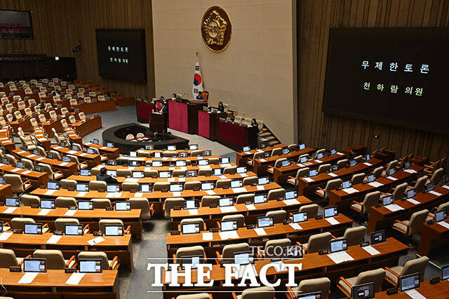 '2차 종합특검 반대' 약 18시간째 무제한 토론 이어가는 천 원내대표.