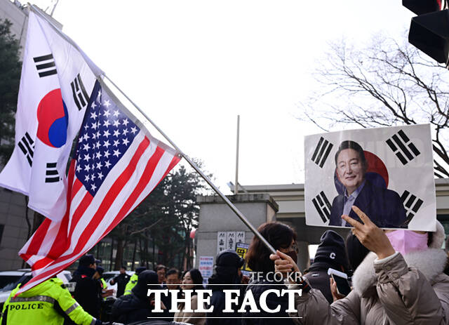 서울중앙지법 형사35부(재판장 백대현)는 이날 특수 공무집행 방해, 직권남용, 허위공문서 작성 혐의 등으로 기소된 윤 전 대통령에게 징역 5년을 선고했다.