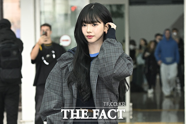 카리나가 포즈를 취하고 있다.