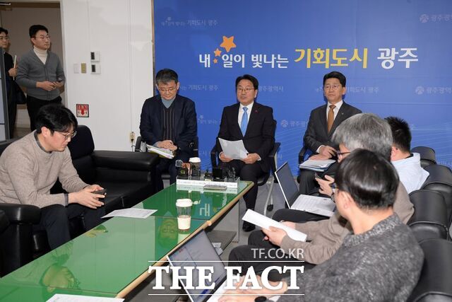 광주시가 16일 시청 기자실에서 차담회를 갖고 있다. /광주시