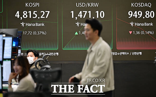 코스피는 이날 개장 직후 4820.66으로 출발해 최고 4827.86까지 뛰어 사상 최고치를 경신했다.