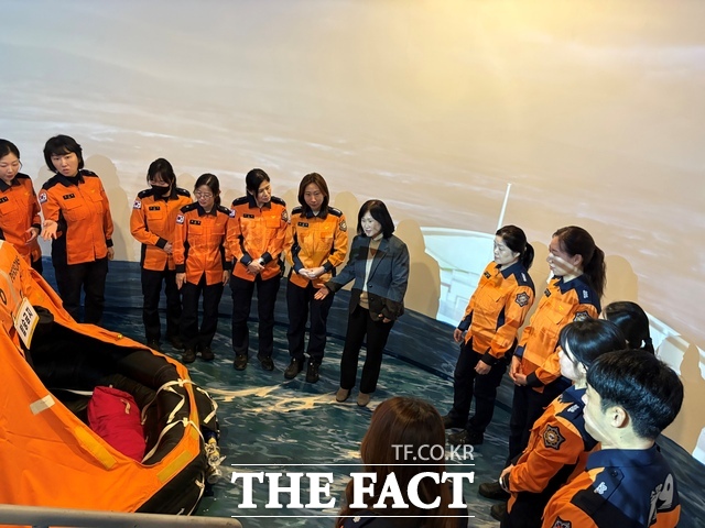 충남소방본부가 천안시 소방공무원들에게 프로그램을 설명하고 있다. /충남도