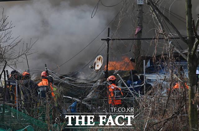 16일 오전 서울 강남구 구룡마을 4지구에서 화재가 발생한 가운데, 전소된 빈집이 보이고 있다.