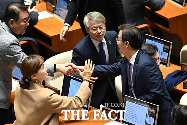 미소 띠며 본회의 참석한 전재수 의원.