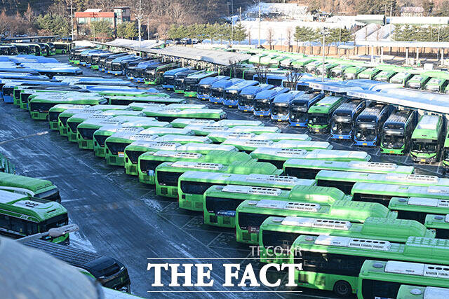 서울 시내버스가 총파업에 돌입한 13일 오전 서울 양천구 공영차고지에 시내버스가 주차돼 있다. /남용희 기자