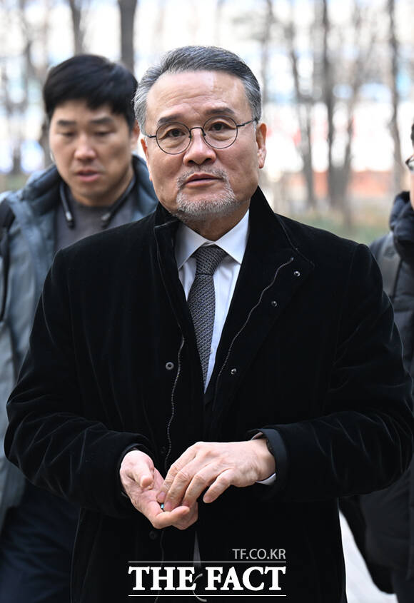 자본시장법 위반 혐의로 기소된 이일준 삼부토건 회장이 16일 오후 서울 서초구 서울중앙지방법원에서 열린 재판에 출석하고 있다. /이새롬 기자