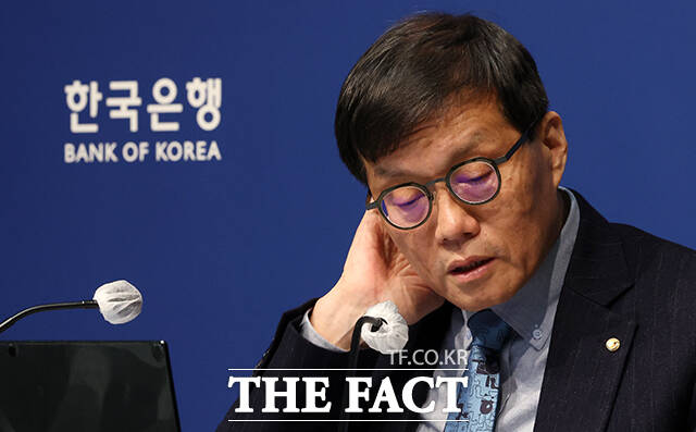 이창용 한국은행 총재가 15일 오전 서울 중구 한국은행에서 열린 통화정책방향 기자간담회에서 취재진 질문에 답하고 있다. /남윤호 기자