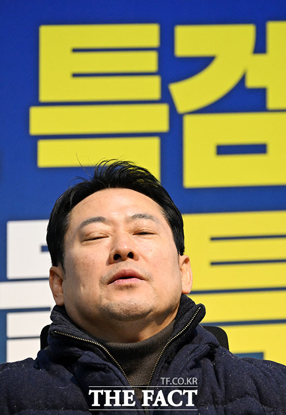 단식농성 2일차 돌입한 장동혁 대표(오른쪽).