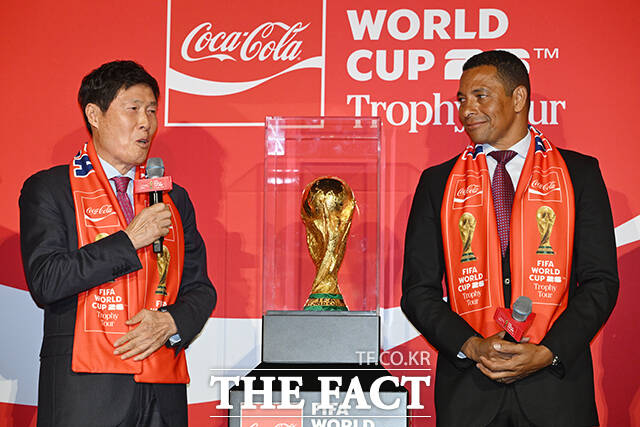 이준엽 한국 코카-콜라 대표이사와 김승희 대한축구협회 전무, 전 브라질 축구 국가대표 지우베르투 시우바, 차범근 전 한국축구대표팀 감독, 이영표 축구 해설위원, 차두리 화성FC 감독, 구자철 레드앤골드풋볼 디렉터(왼쪽부터)가 16일 오후 서울 용산구 CGV 용산아이파크몰에서 열린 ‘FIFA 월드컵™ 트로피 투어 by 코카-콜라’ 미디어 간담회에 참석해 기념 촬영을 하고 있다. /서예원 기자
