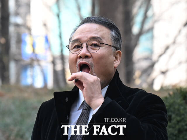 자본시장법 위반 혐의로 기소된 이응근 전 삼부토건 대표가 16일 오후 서울 서초구 서울중앙지방법원에서 열린 재판에 출석하고 있다.