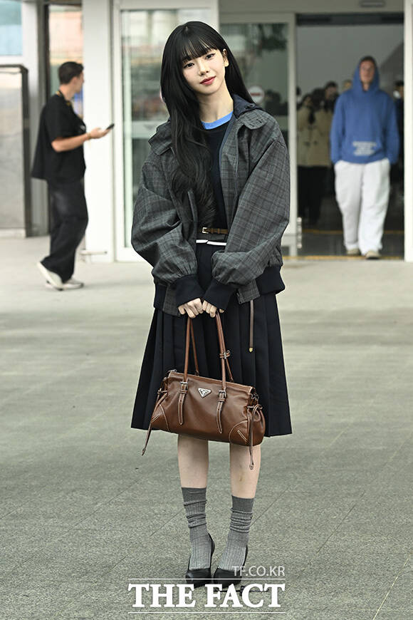 카리나가 포즈를 취하고 있다.