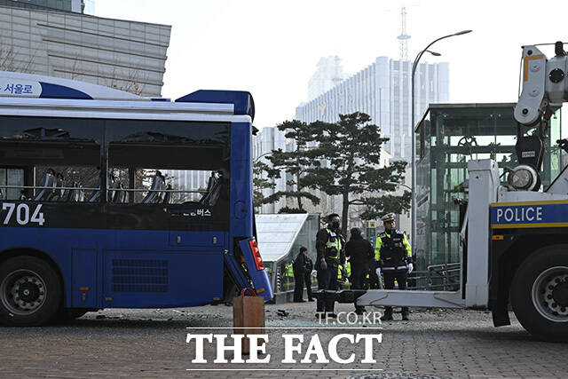 크레인으로 옮겨지는 사고 버스.