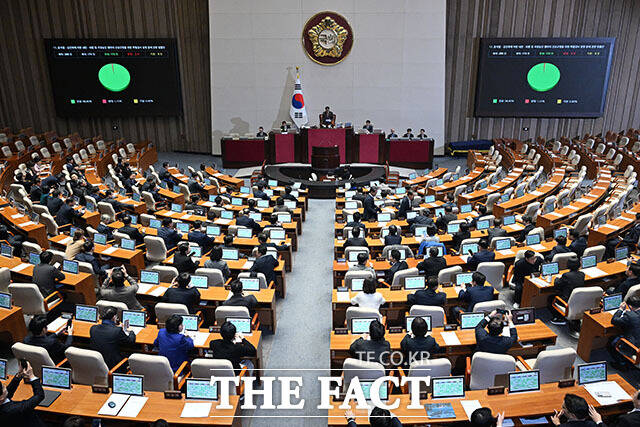 윤석열·김건희에 의한 내란·외환 및 국정농단 행위의 진상규명을 위한 특별검사 임명 등에 관한 법률안(2차 종합 특검법) 가결을 알리며 의사봉 두드리는 우 의장.