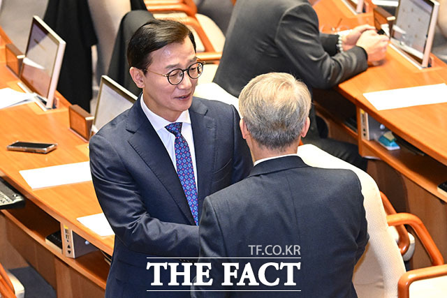 미소 띠며 본회의 참석한 전재수 의원.