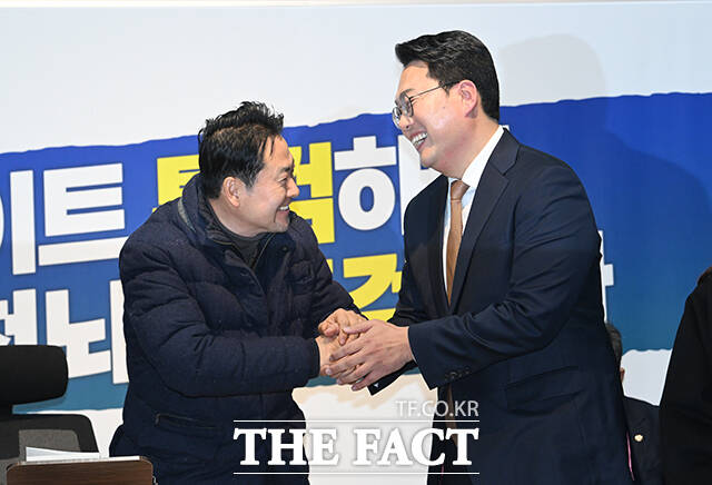 천하람 개혁신당 원내대표(오른쪽)가 16일 오전 서울 여의도 국회 로텐더홀에서 단식농성에 돌입한 장동혁 국민의힘 대표를 찾아 손을 맞잡고 있다. /국회=박헌우 기자