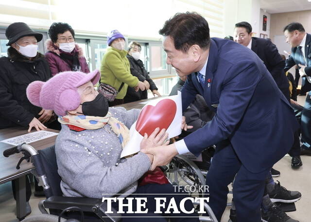 16일 오후 순창군 순창읍 남계리 순창군민예술회관에서 열린 도민과 함께하는 2026년 시·군 방문에서 김관영 전북도지사가 군민들을 만나 소통하고 있다. /전북도