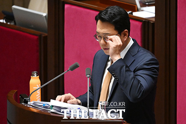 '2차 종합특검 반대' 약 18시간째 무제한 토론 이어가는 천 원내대표.